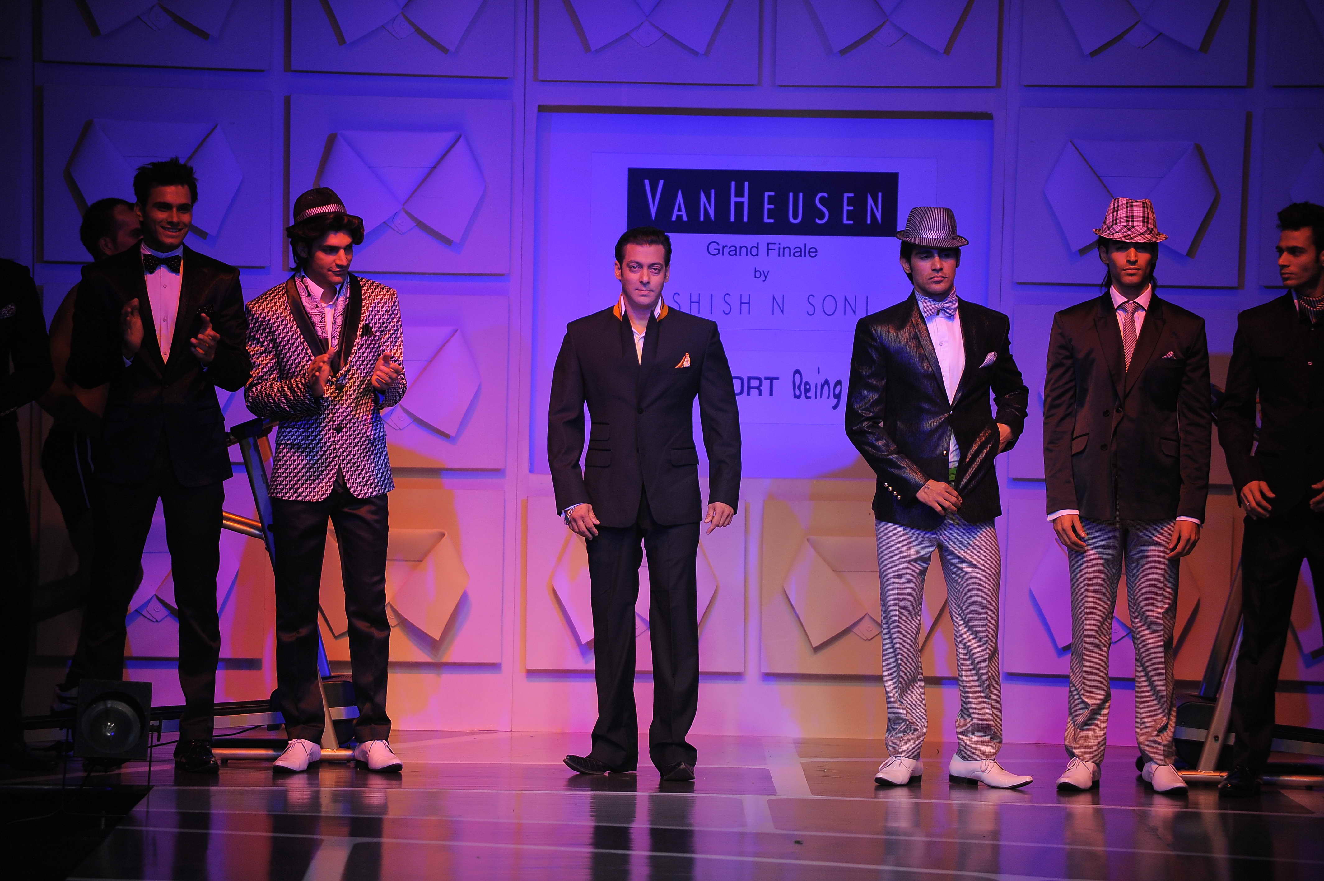 Van Heusen India Mens Week 2009-10-11