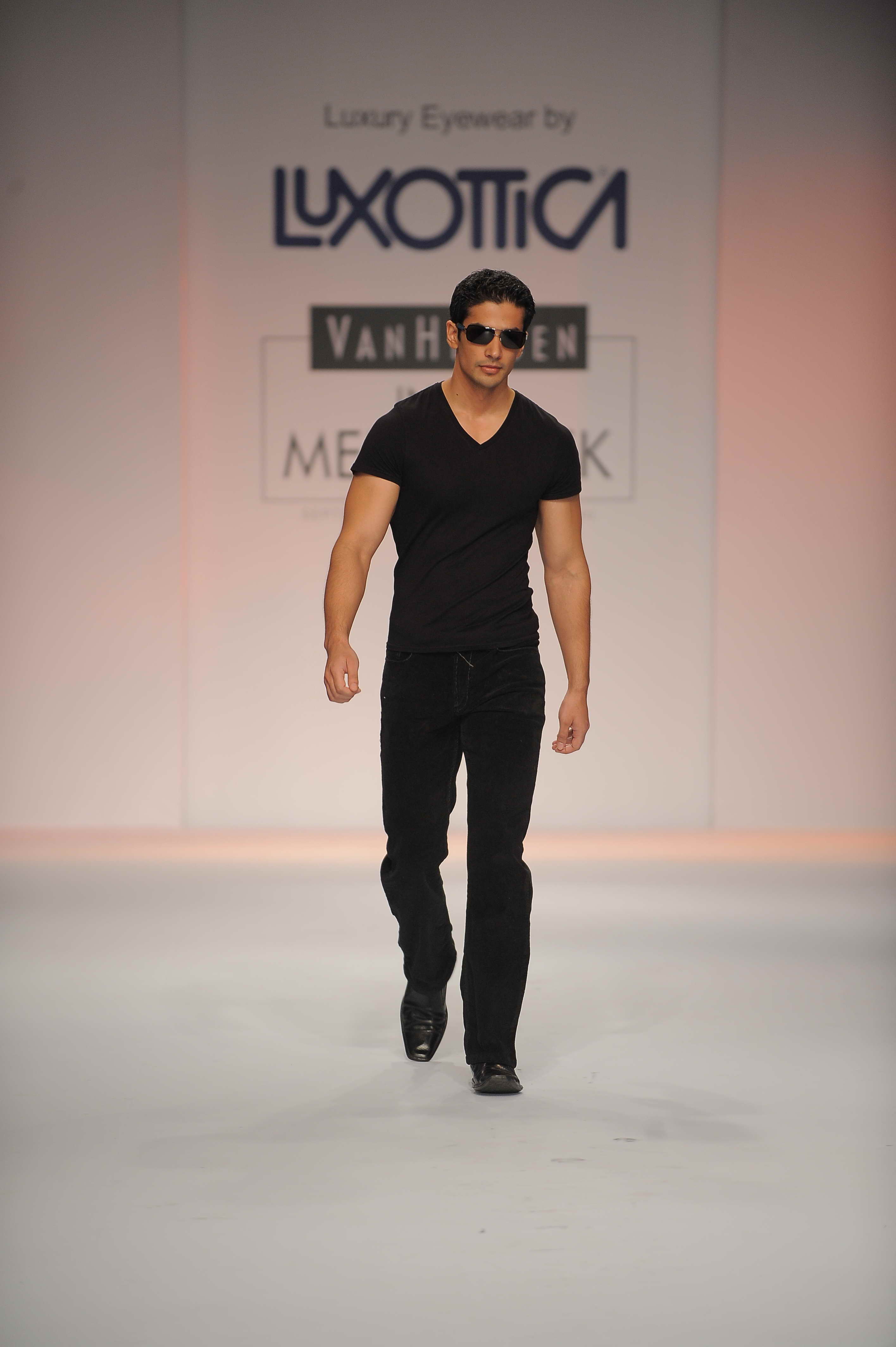 Van Heusen India Mens Week 2009-10-11